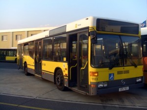 bus or bvg mb 3tuerer gelb.JPG