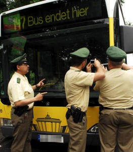 gfx-01-gefaehrlicher-anschlag-auf-ein-berliner-bvg-bus-9376320-MBHF,templateId=renderScaled,property=Bild,width=263.jpg